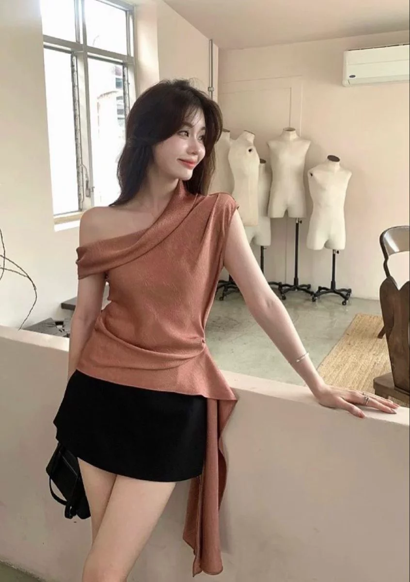 Kh&ocirc;ng phải &aacute;o ph&ocirc;ng, hay sơ mi, đ&acirc;y mới l&agrave; kiểu &aacute;o gi&uacute;p ph&aacute;i đẹp tuổi ngo&agrave;i 30 nh&igrave;n cao sang, tinh tế hơn- Ảnh 16.