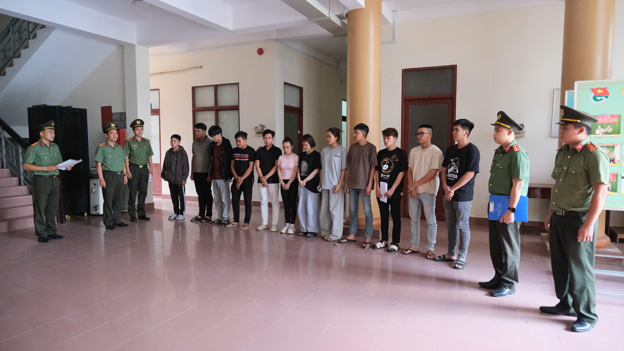 C&ocirc;ng an điều tra 3.500 giao dịch từ 50 đến 150 ngh&igrave;n đồng: Bắt c&ocirc; g&aacute;i SN 2004 c&ugrave;ng nhiều người kh&aacute;c - Ảnh 1.