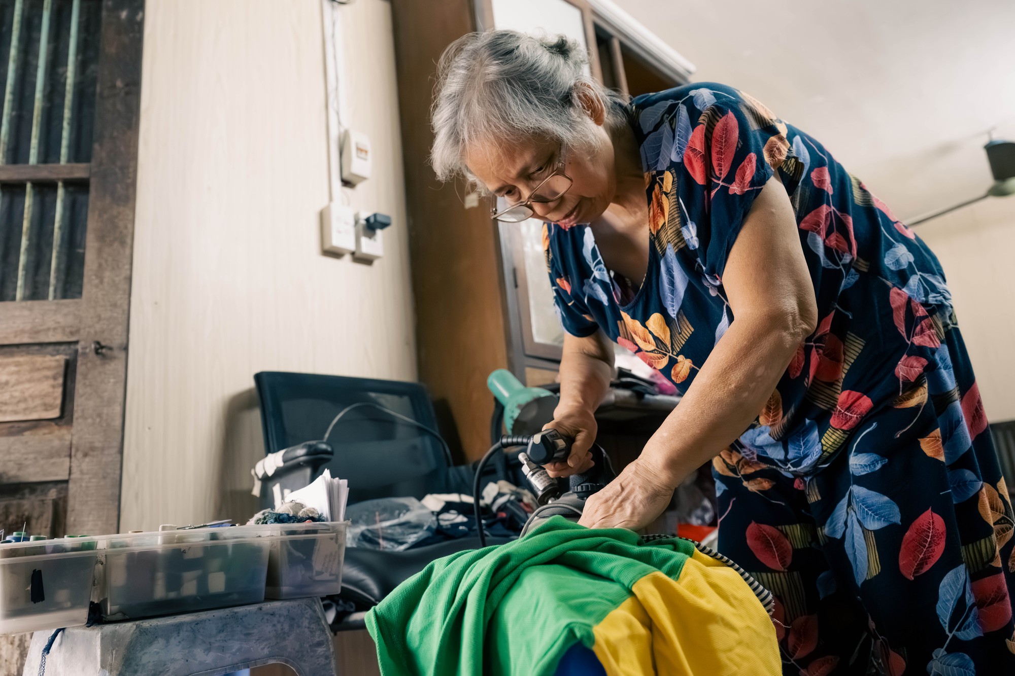 Người phụ nữ suốt 46 năm l&agrave;m nghề "kh&ocirc;ng AI n&agrave;o thay được" ở H&agrave; Nội: Mạng sang sợi!- Ảnh 2.