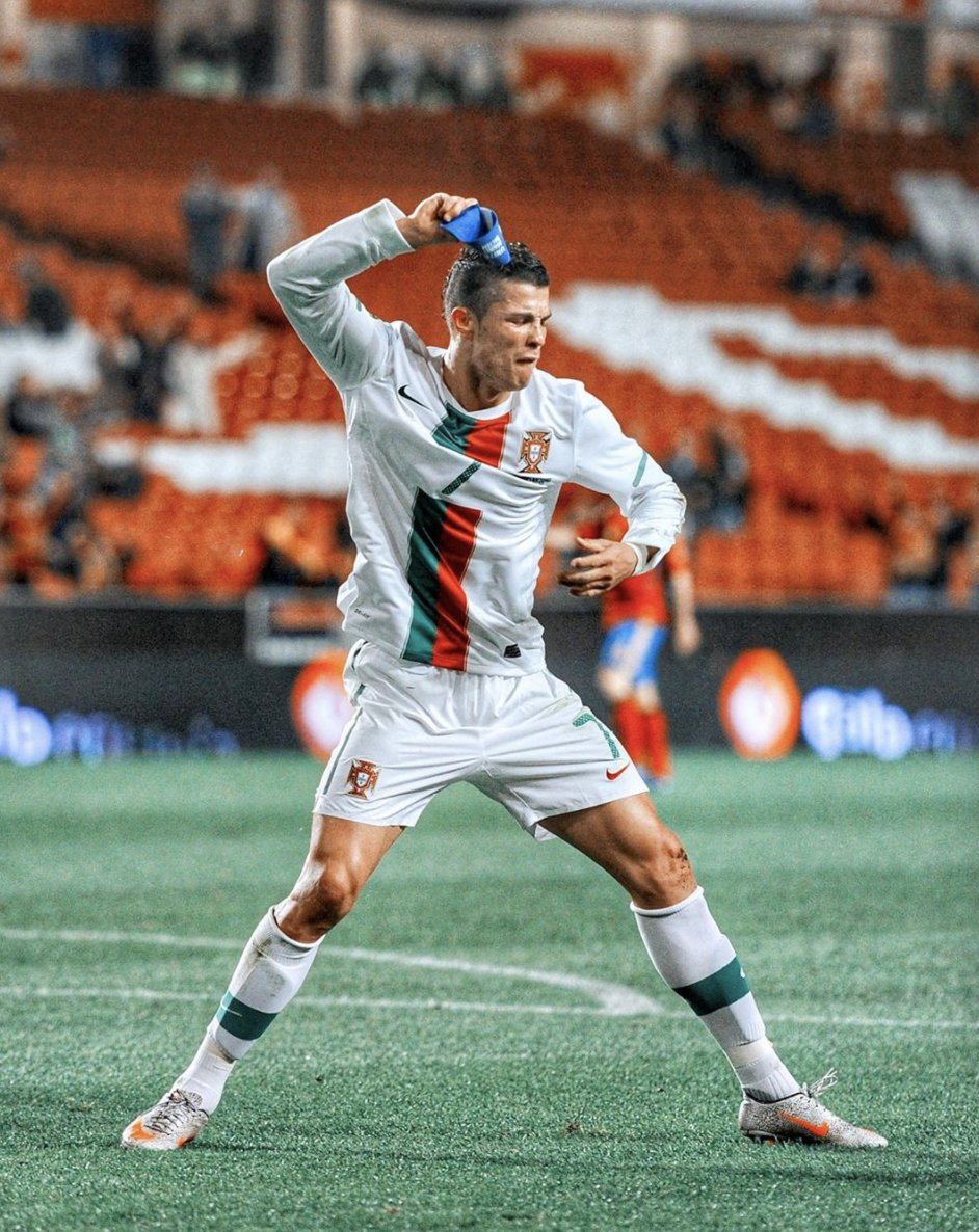 Cristiano Ronaldo xứng đ&aacute;ng lọt top 5 huyền thoại hay chỉ l&agrave; nh&acirc;n vật truyền th&ocirc;ng vĩ đại nhất? - Ảnh 1.