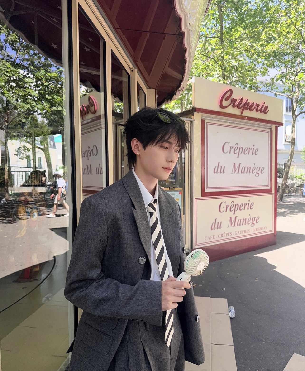 "Chảo lửa" Paris n&oacute;ng 40 độ nhưng d&agrave;n kh&aacute;ch mời vẫn thời trang chấp thời tiết, ai nh&igrave;n cũng muốn đổ mồ h&ocirc;i hộ- Ảnh 6.