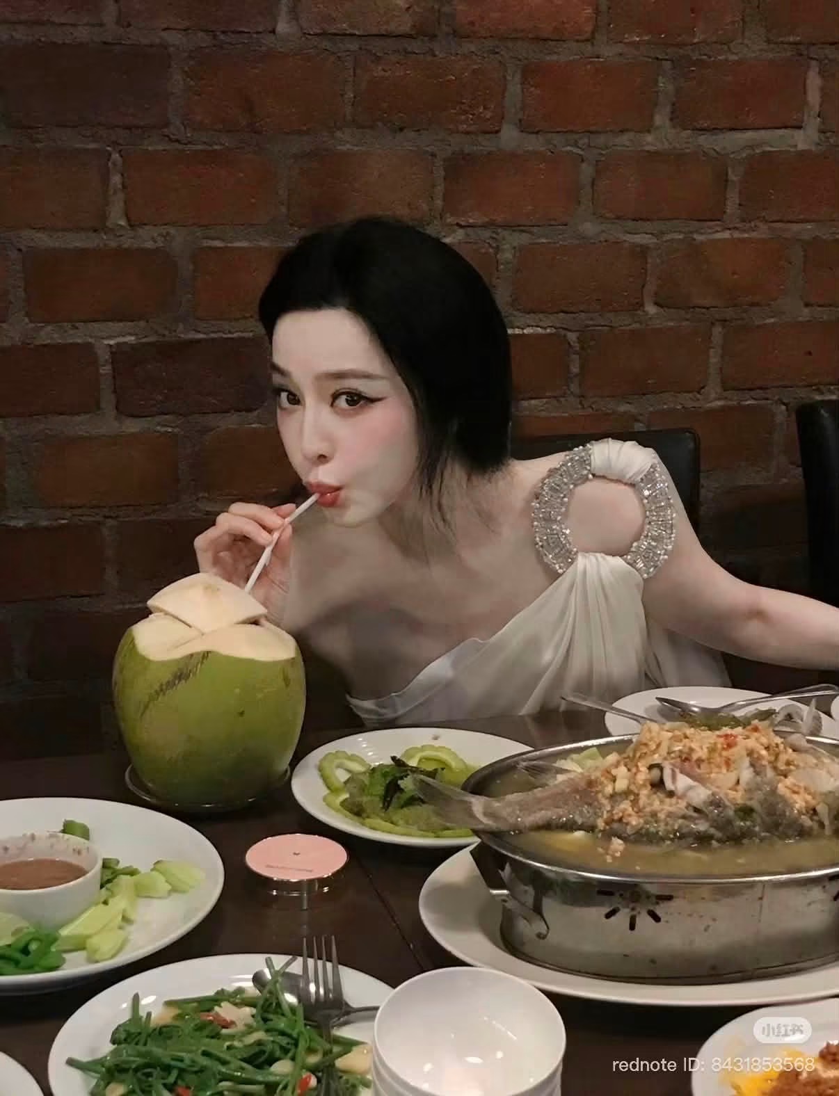 Mỹ nh&acirc;n ngồi uống nước dừa m&agrave; đẹp như tranh vẽ, 20 năm chưa bao giờ biết xấu- Ảnh 1.
