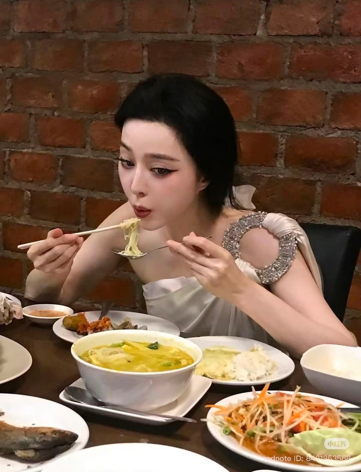 Mỹ nh&acirc;n ngồi uống nước dừa m&agrave; đẹp như tranh vẽ, 20 năm chưa bao giờ biết xấu- Ảnh 3.