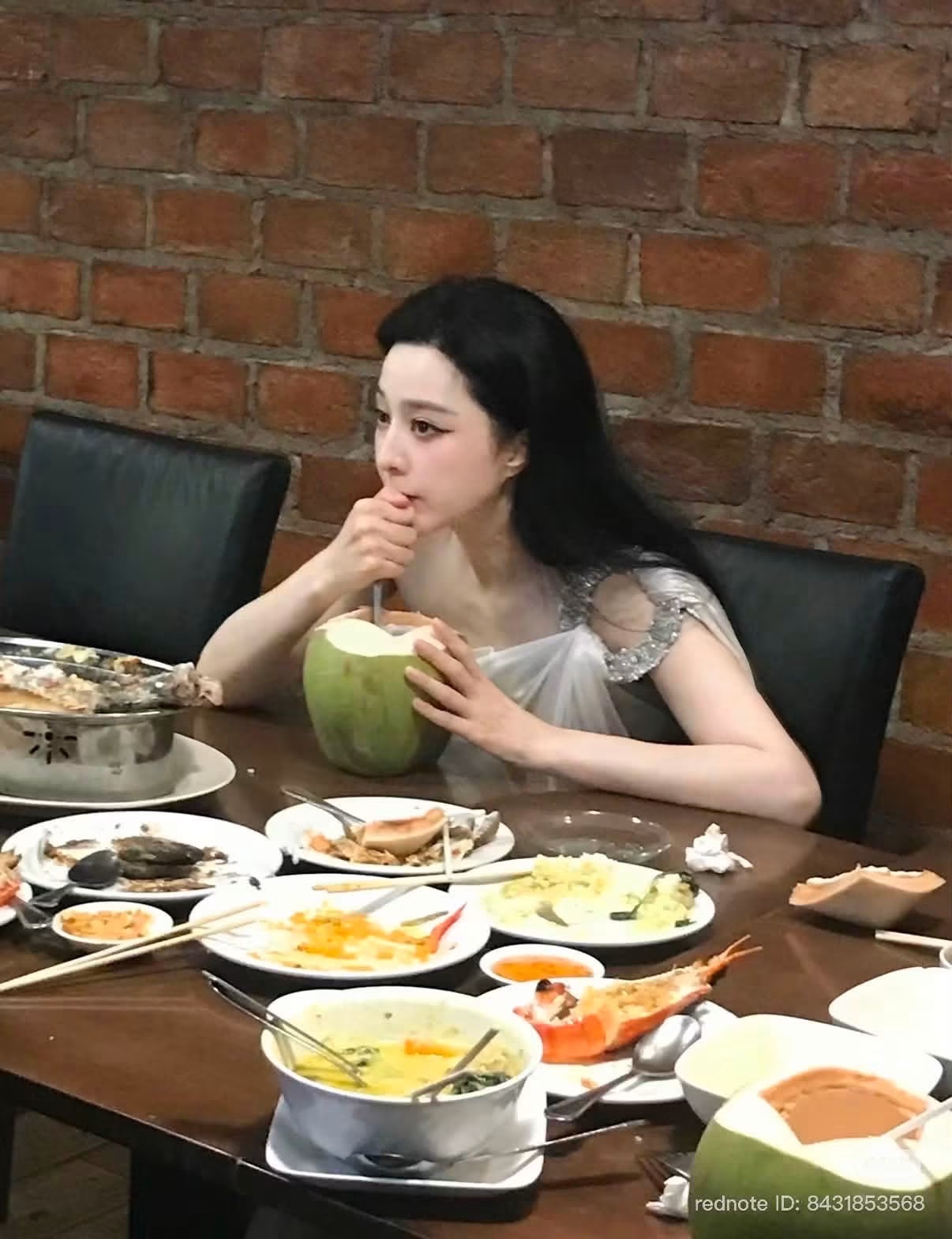 Mỹ nh&acirc;n ngồi uống nước dừa m&agrave; đẹp như tranh vẽ, 20 năm chưa bao giờ biết xấu- Ảnh 4.
