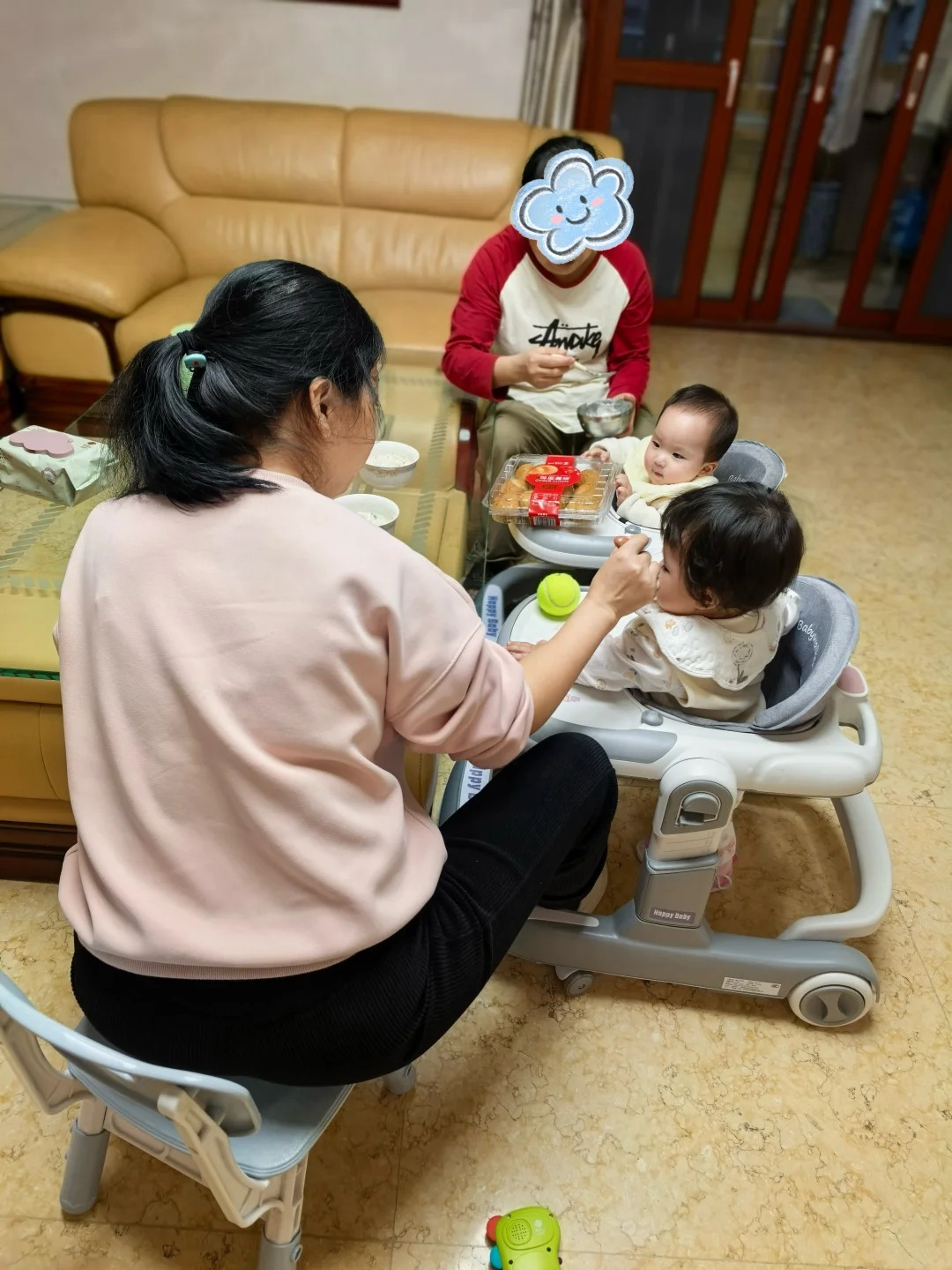 10 năm sinh 6 đứa con, nh&agrave; thu&ecirc; 5 người gi&uacute;p việc: Nhan sắc v&agrave; c&aacute;ch người mẹ kiếm tiền g&acirc;y ch&uacute; &yacute;- Ảnh 4.