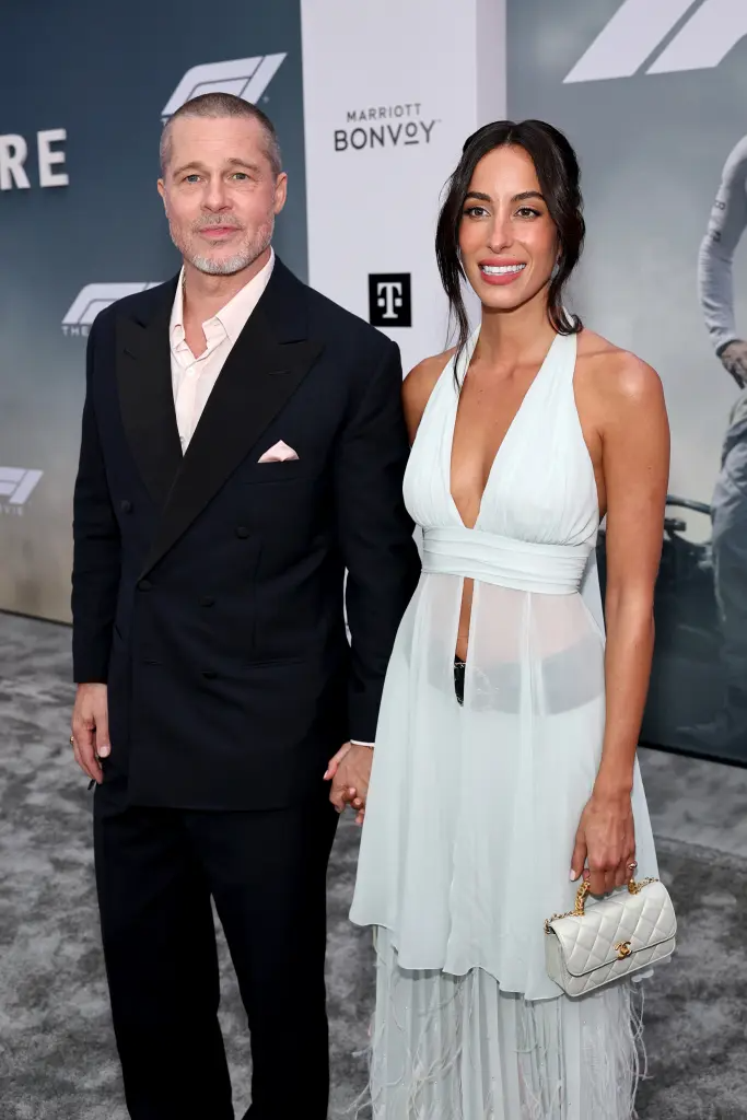 V&igrave; sao Brad Pitt m&atilde;i kh&ocirc;ng cho t&igrave;nh mới trẻ trung một "danh phận"?- Ảnh 1.