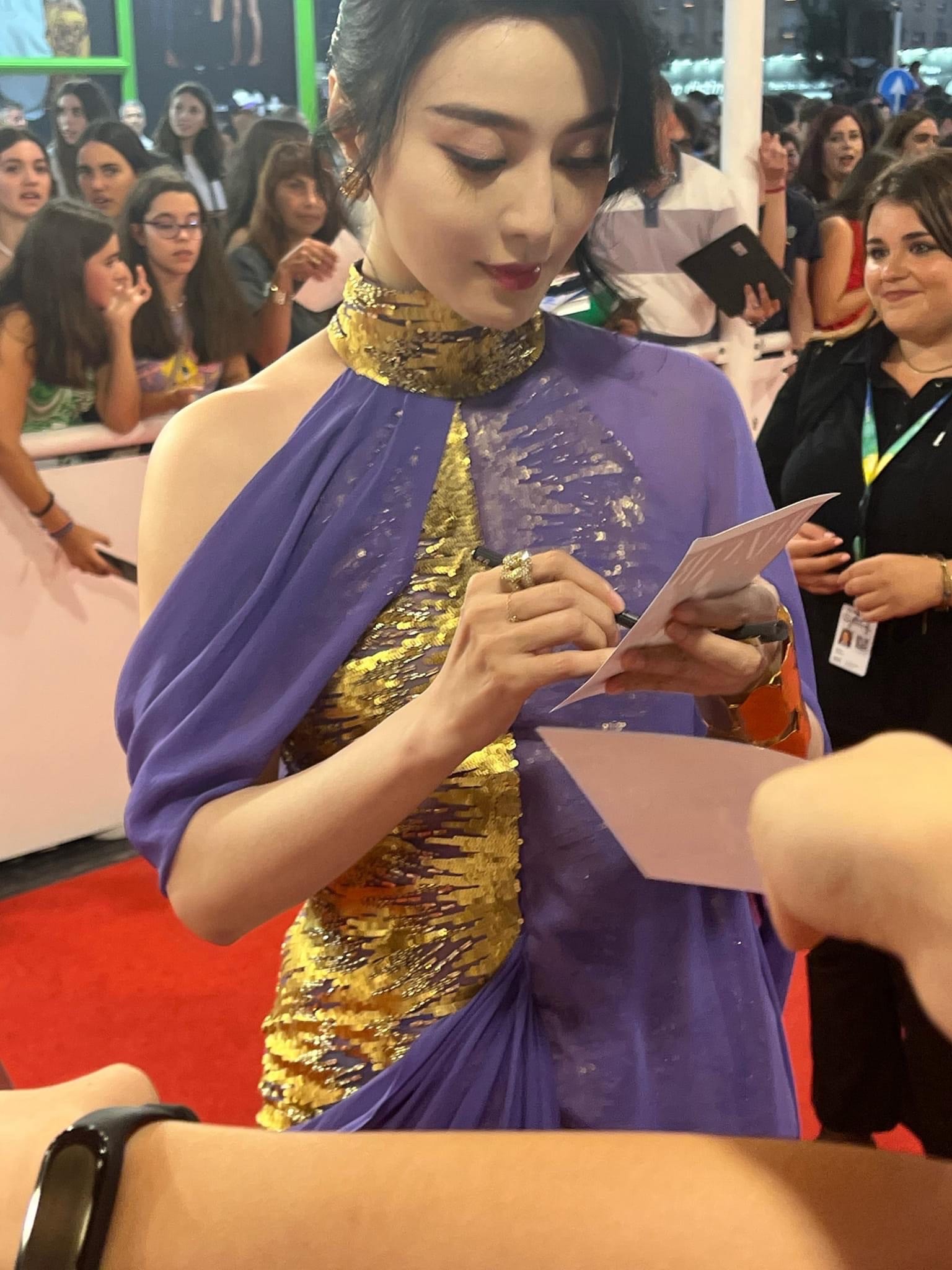 Mỹ nh&acirc;n ngồi uống nước dừa m&agrave; đẹp như tranh vẽ, 20 năm chưa bao giờ biết xấu- Ảnh 6.