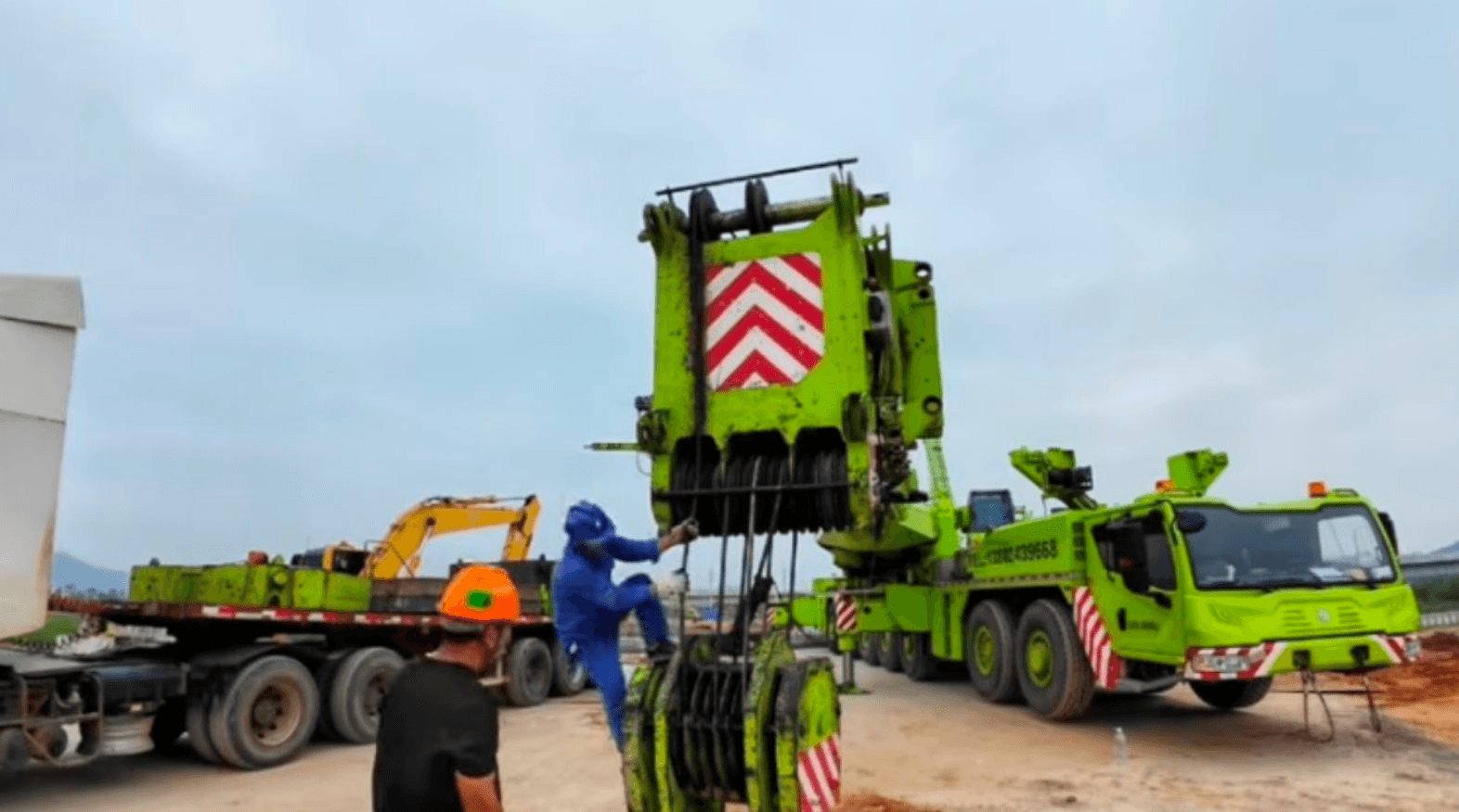 Ph&aacute;t hiện 21 xe tải Trung Quốc di chuyển li&ecirc;n tục trong đ&ecirc;m chở theo hơn 1.100 tấn thiết bị, x&acirc;y xong c&acirc;y cầu chỉ trong 24 giờ- Ảnh 3.