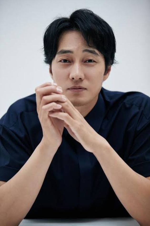 Diện mạo g&acirc;y sốc của So Ji Sub sau khi cưới vợ k&eacute;m gần 20 tuổi- Ảnh 8.