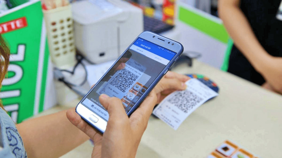 Mẹ vừa b&aacute;o tin chuyển 300 triệu đồng, con trai t&aacute; hỏa gọi ngay cảnh s&aacute;t: Sập bẫy lừa đảo qu&aacute; tinh vi- Ảnh 1.