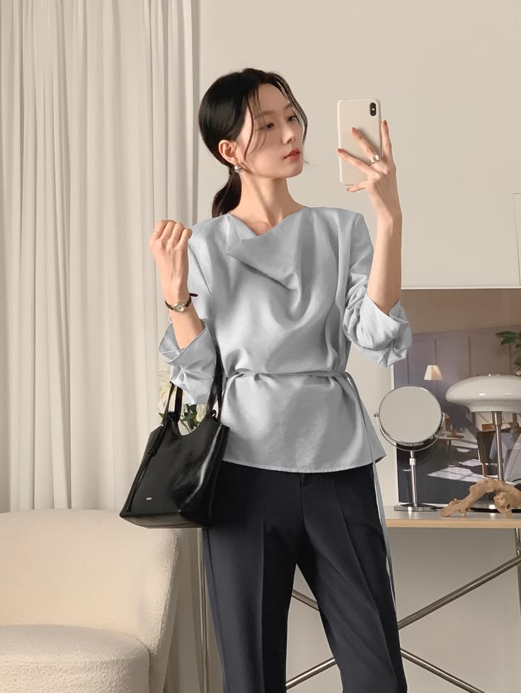 Kh&ocirc;ng phải &aacute;o ph&ocirc;ng, hay sơ mi, đ&acirc;y mới l&agrave; kiểu &aacute;o gi&uacute;p ph&aacute;i đẹp tuổi ngo&agrave;i 30 nh&igrave;n cao sang, tinh tế hơn- Ảnh 10.