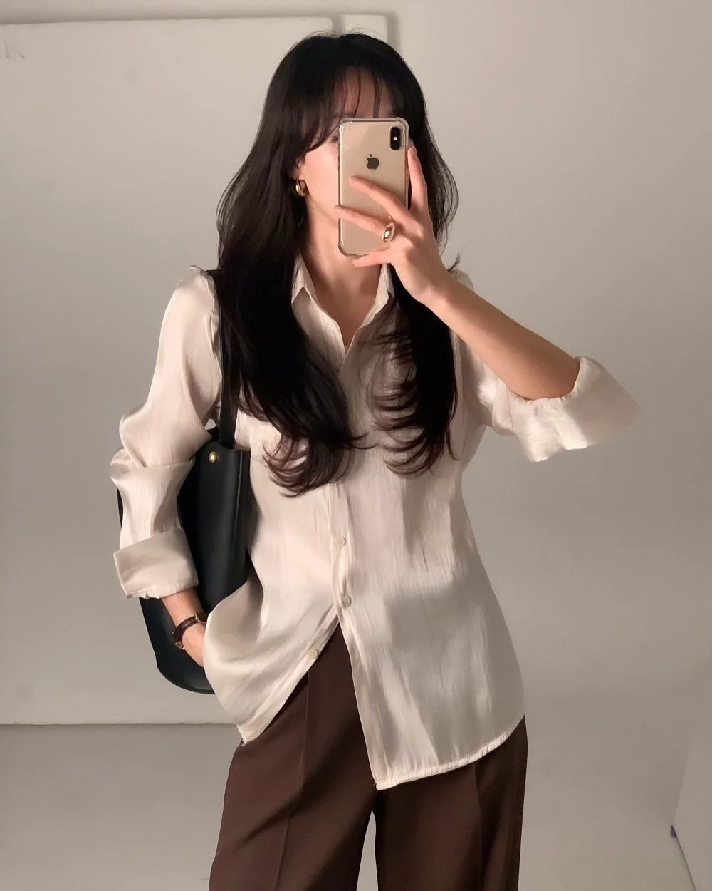 Kh&ocirc;ng phải &aacute;o ph&ocirc;ng, hay sơ mi, đ&acirc;y mới l&agrave; kiểu &aacute;o gi&uacute;p ph&aacute;i đẹp tuổi ngo&agrave;i 30 nh&igrave;n cao sang, tinh tế hơn- Ảnh 6.