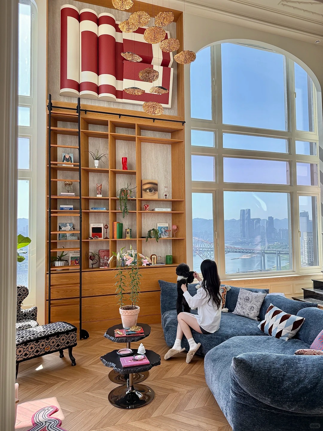 Căn duplex 320m2 "view triệu đ&ocirc;" của vợ chồng 30 tuổi kh&ocirc;ng đi l&agrave;m- Ảnh 2.