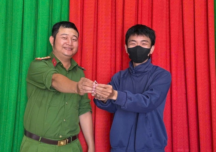 Người đ&agrave;n &ocirc;ng đ&aacute;nh rơi nhẫn kim cương gi&aacute; 97 triệu ở si&ecirc;u thị Lotte: C&ocirc;ng an v&agrave;o cuộc, tr&iacute;ch xuất camera truy t&igrave;m tung t&iacute;ch- Ảnh 1.