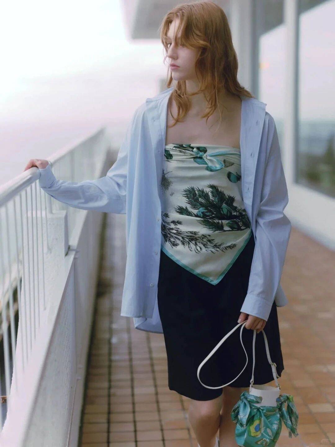 Tủ đồ đ&atilde; c&oacute; v&agrave;i chiếc nhưng năm nay t&ocirc;i vẫn sắm th&ecirc;m &aacute;o sơ mi xanh: Quả thực diện kiểu g&igrave; cũng sang, cũng m&aacute;t lại nịnh d&aacute;ng t&ocirc;n da- Ảnh 15.
