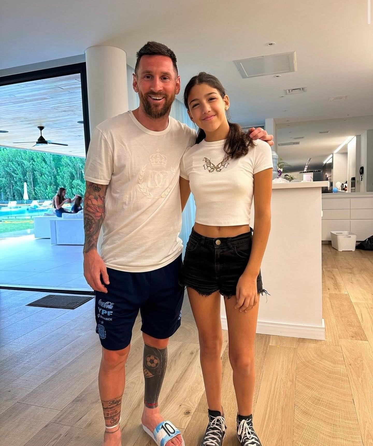 Messi nhắn tin xin 4 đ&ocirc;i d&eacute;p cho vợ con, v&ocirc; t&igrave;nh cứu một gia đ&igrave;nh tho&aacute;t nạn- Ảnh 4.