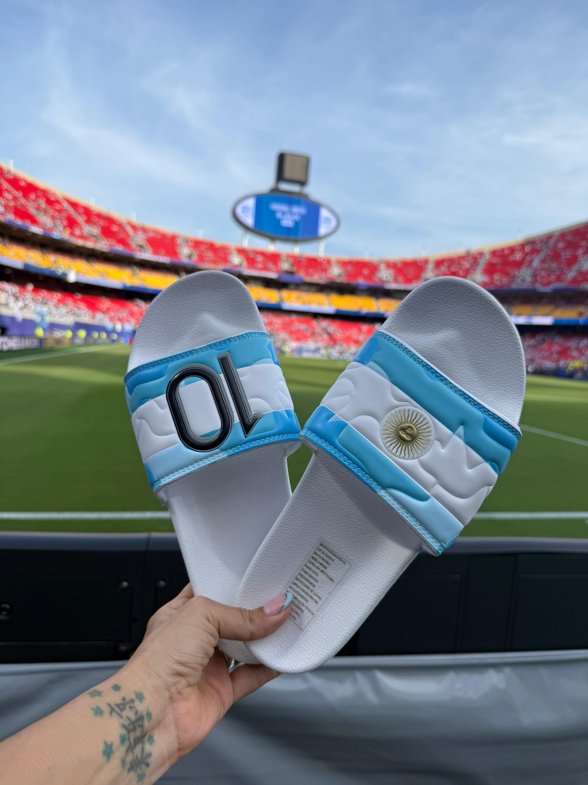 Messi nhắn tin xin 4 đ&ocirc;i d&eacute;p cho vợ con, v&ocirc; t&igrave;nh cứu một gia đ&igrave;nh tho&aacute;t nạn- Ảnh 1.