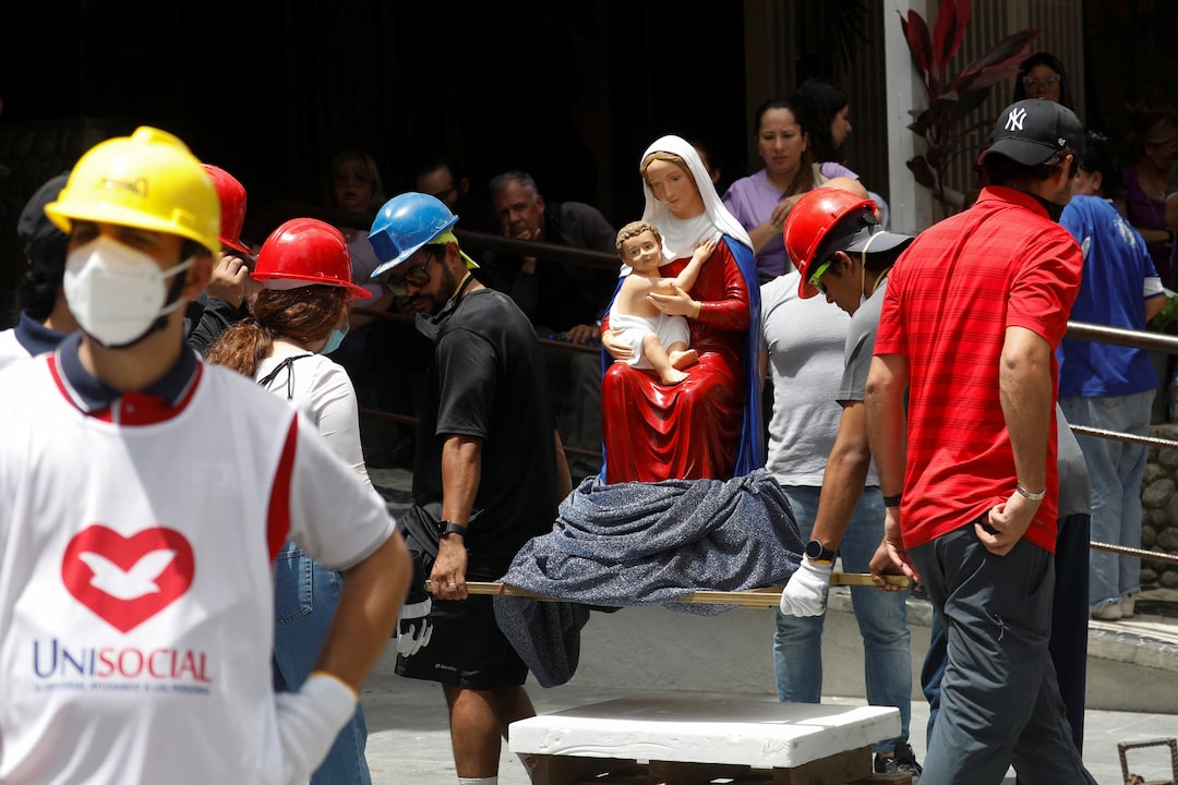 Venezuela sau thảm họa động đất khiến &iacute;t nhất 1.430 người chết: Nh&agrave; x&aacute;c chật k&iacute;n, bệnh viện qu&aacute; tải- Ảnh 4.