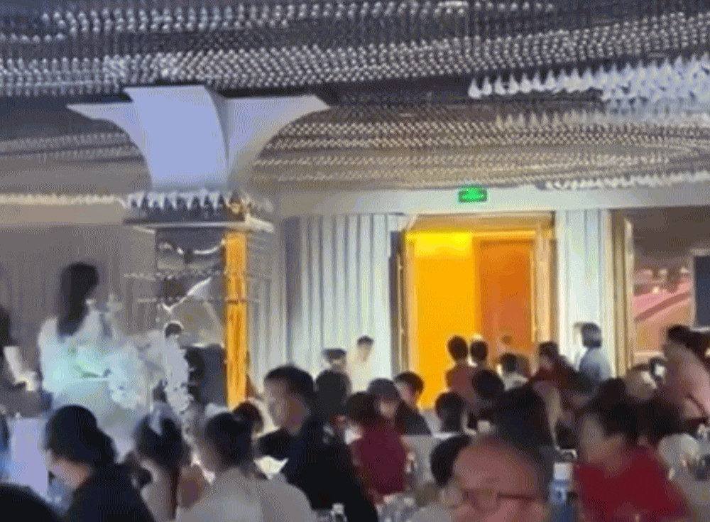 V&agrave;i gi&acirc;y "th&oacute;t tim" tại đ&aacute;m cưới đang x&ocirc;n xao MXH: C&aacute;i thủ tục g&igrave; m&agrave; k&igrave; cục k&eacute;m duy&ecirc;n thế n&agrave;y!- Ảnh 2.