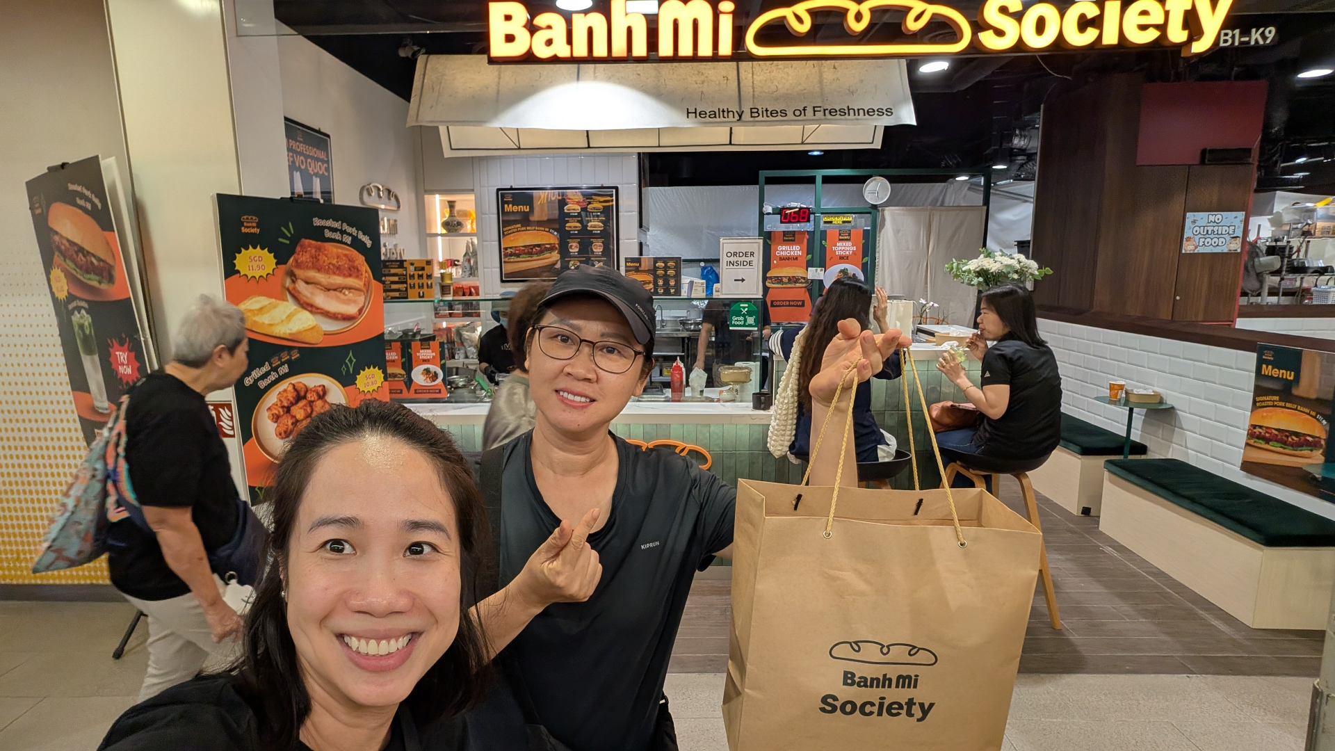 Từ gi&aacute;m đốc Google đến người đứng nướng thịt ở Singapore: &lsquo;Một năm b&aacute;n b&aacute;nh m&igrave;, t&ocirc;i hiểu hơn gi&aacute; trị của lao động&rsquo;- Ảnh 7.