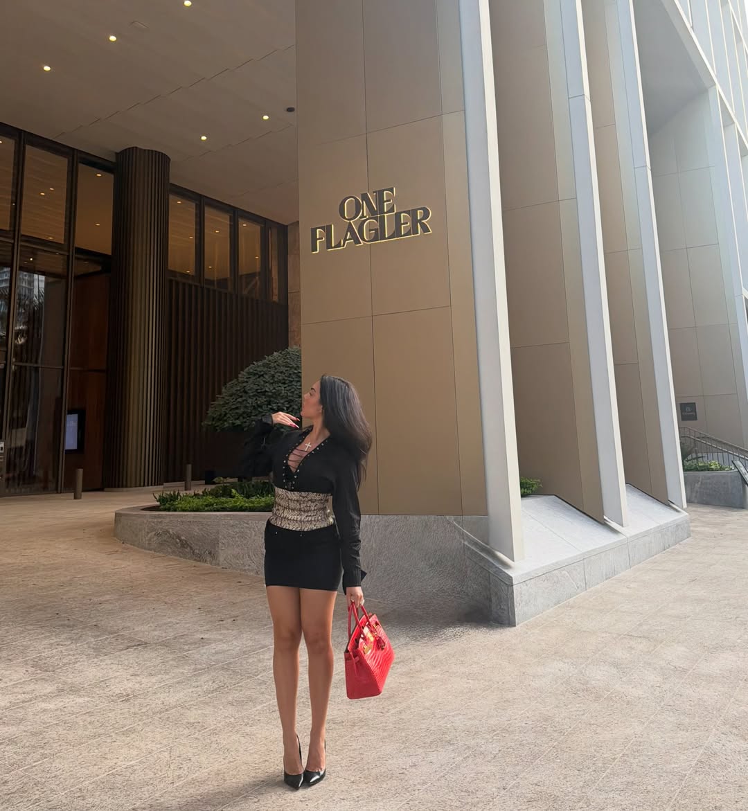 N&agrave;ng WAG Georgina diện đầm xẻ s&acirc;u n&oacute;ng bỏng sang Mỹ cổ vũ Ronaldo nhưng si&ecirc;u sao lại bị 