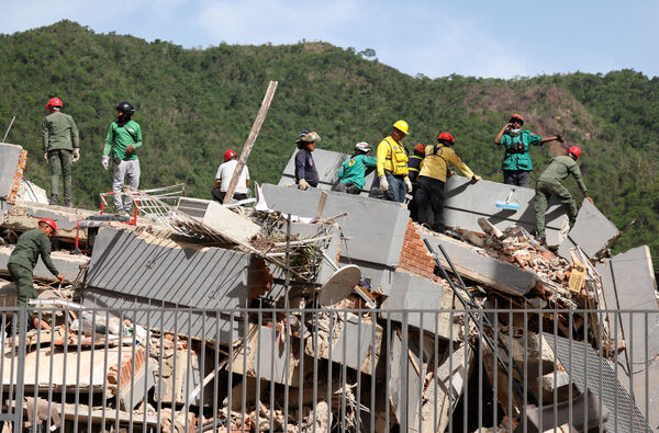 Người đ&agrave;n &ocirc;ng mất 20 người th&acirc;n sau thảm họa động đất k&eacute;p kinh ho&agrave;ng tại Venezuela- Ảnh 1.