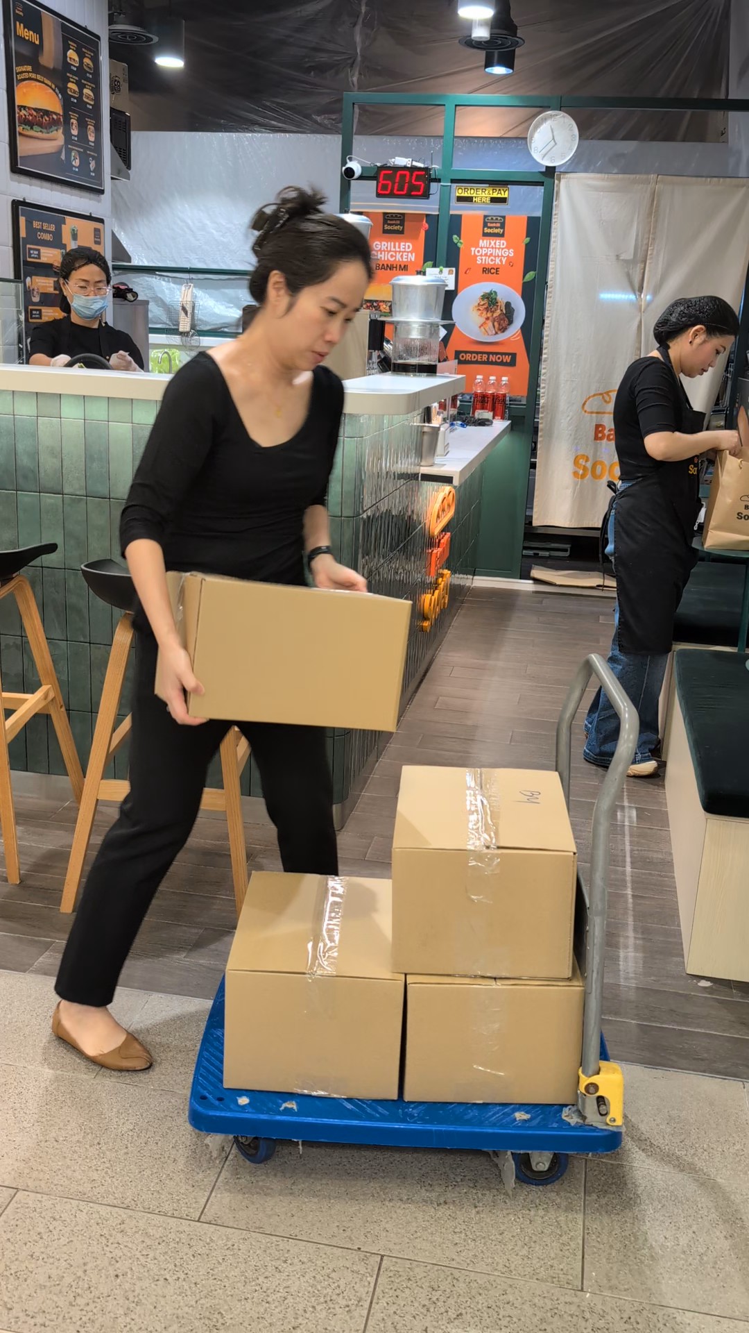 Từ gi&aacute;m đốc Google đến người đứng nướng thịt ở Singapore: &lsquo;Một năm b&aacute;n b&aacute;nh m&igrave;, t&ocirc;i hiểu hơn gi&aacute; trị của lao động&rsquo;- Ảnh 5.
