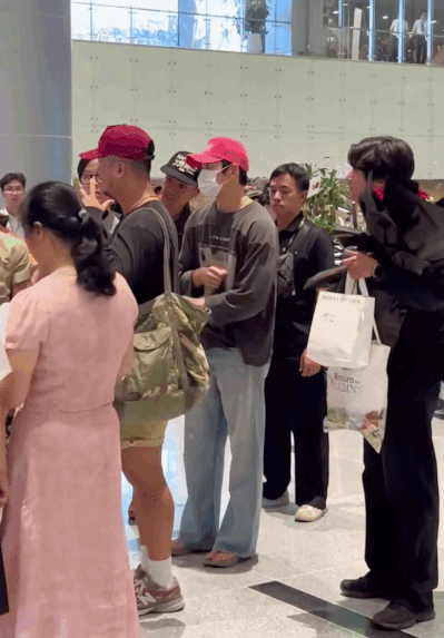 H&igrave;nh ảnh t&agrave;i tử Ji Chang Wook bị fan nắm tay, l&ocirc;i k&eacute;o khi sang Việt Nam g&acirc;y b&ugrave;ng nổ Threads- Ảnh 3.