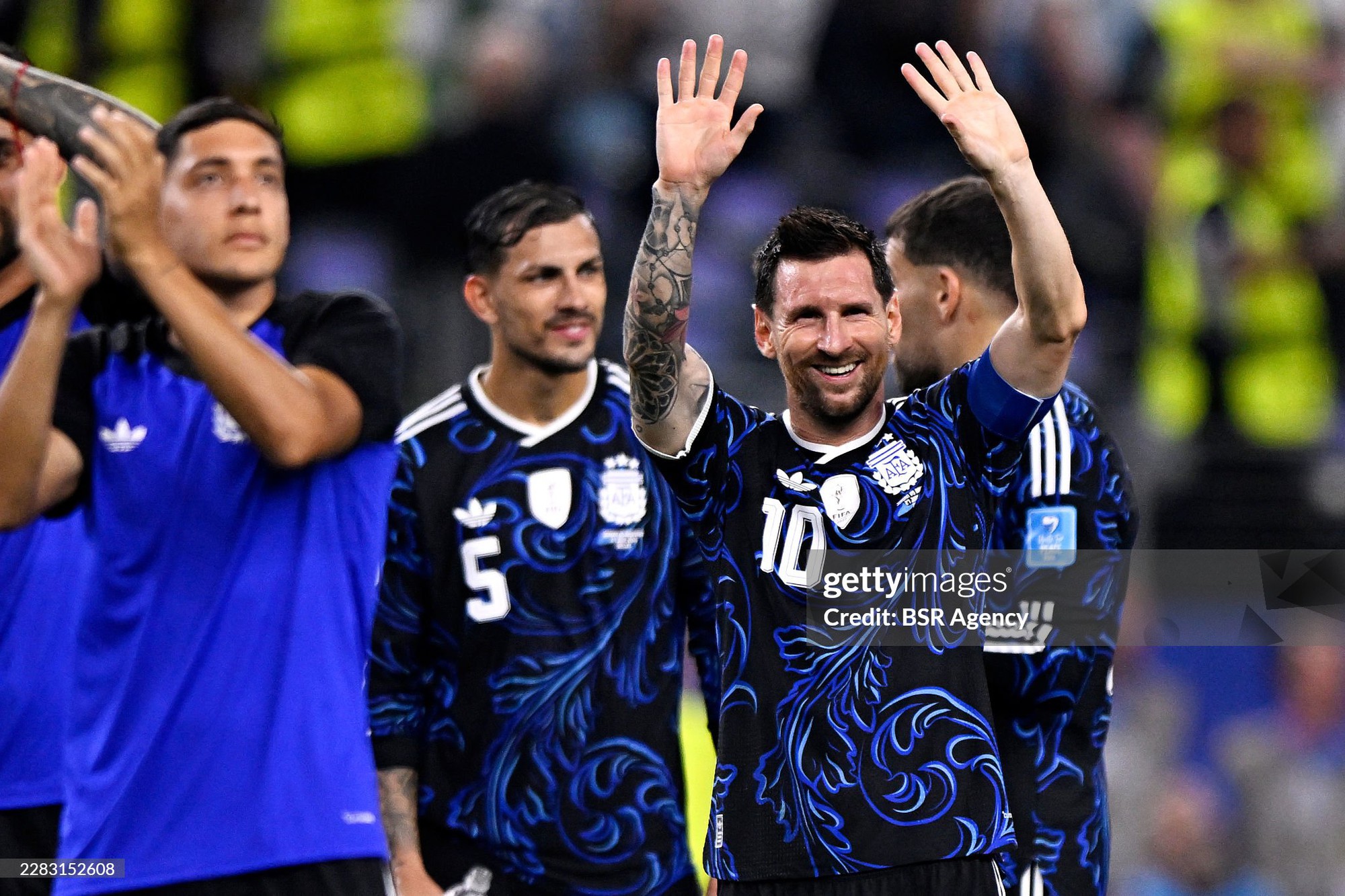 Ảnh: Kh&ocirc;ng thể ngăn cản Messi, v&agrave;o s&acirc;n từ ghế dự bị cũng lập kỉ lục, ăn mừng cực cảm x&uacute;c - Ảnh 14.