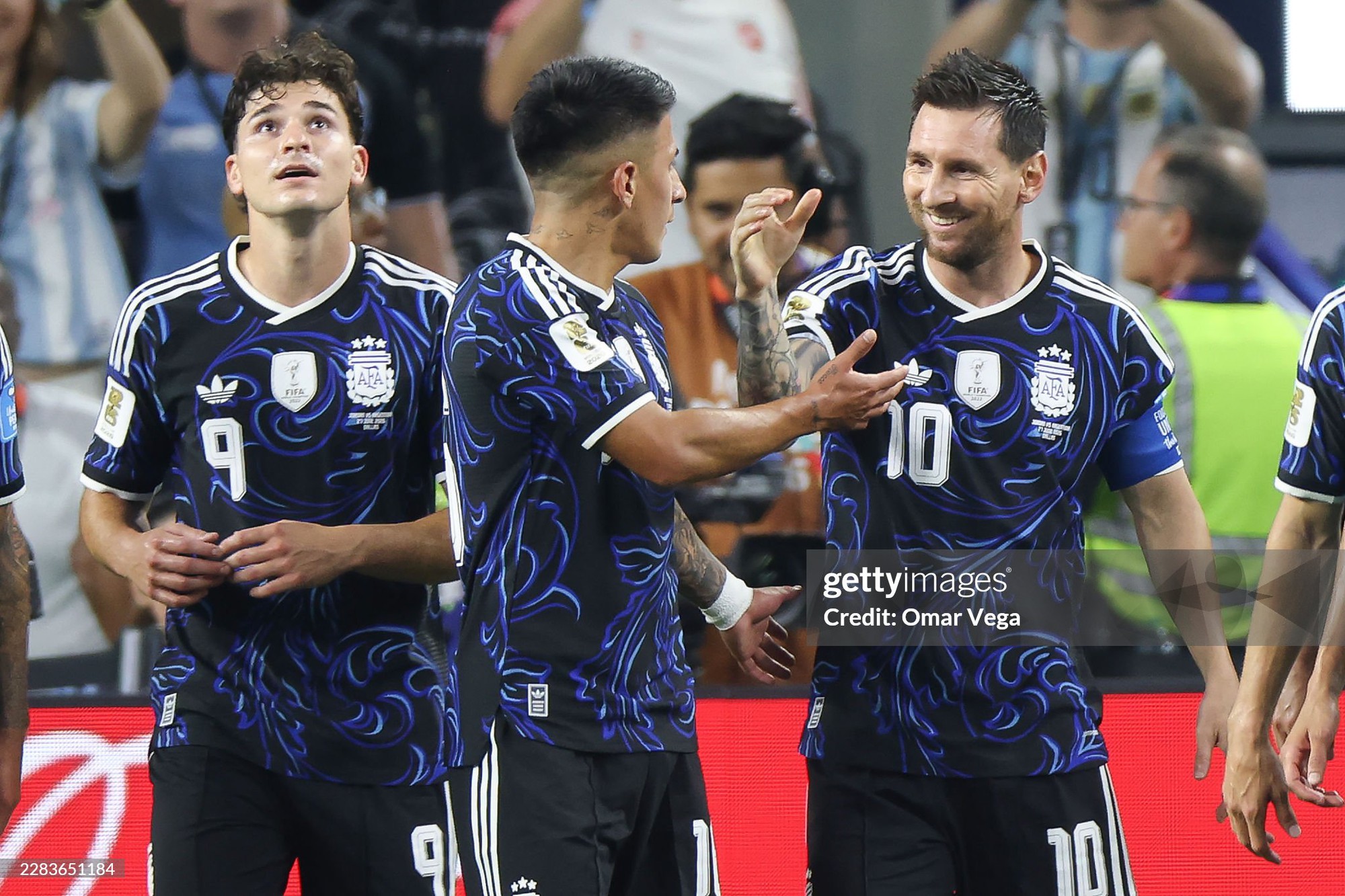 Ảnh: Kh&ocirc;ng thể ngăn cản Messi, v&agrave;o s&acirc;n từ ghế dự bị cũng lập kỉ lục, ăn mừng cực cảm x&uacute;c - Ảnh 12.