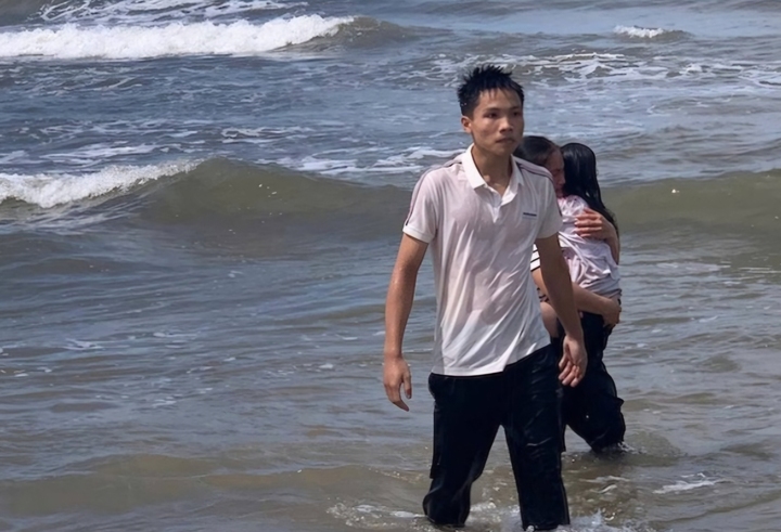 Khen thưởng nam sinh lớp 12 liều m&igrave;nh lao xuống biển cứu b&eacute; g&aacute;i bị s&oacute;ng cuốn- Ảnh 2.