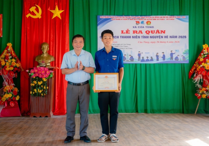 Khen thưởng nam sinh lớp 12 liều m&igrave;nh lao xuống biển cứu b&eacute; g&aacute;i bị s&oacute;ng cuốn- Ảnh 1.