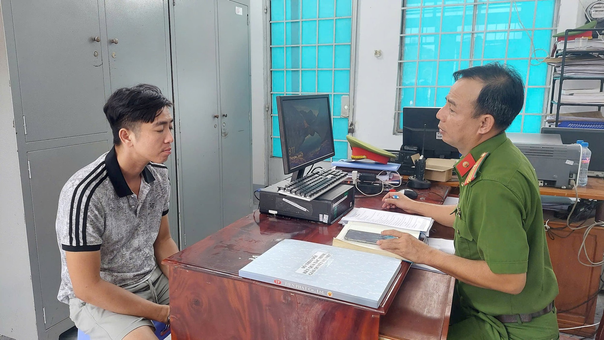C&ocirc;ng an điều tra c&aacute;c giao dịch qu&eacute;t m&atilde; QR chuyển khoản: Một người đ&agrave;n &ocirc;ng sinh năm 1997 bị bắt- Ảnh 1.