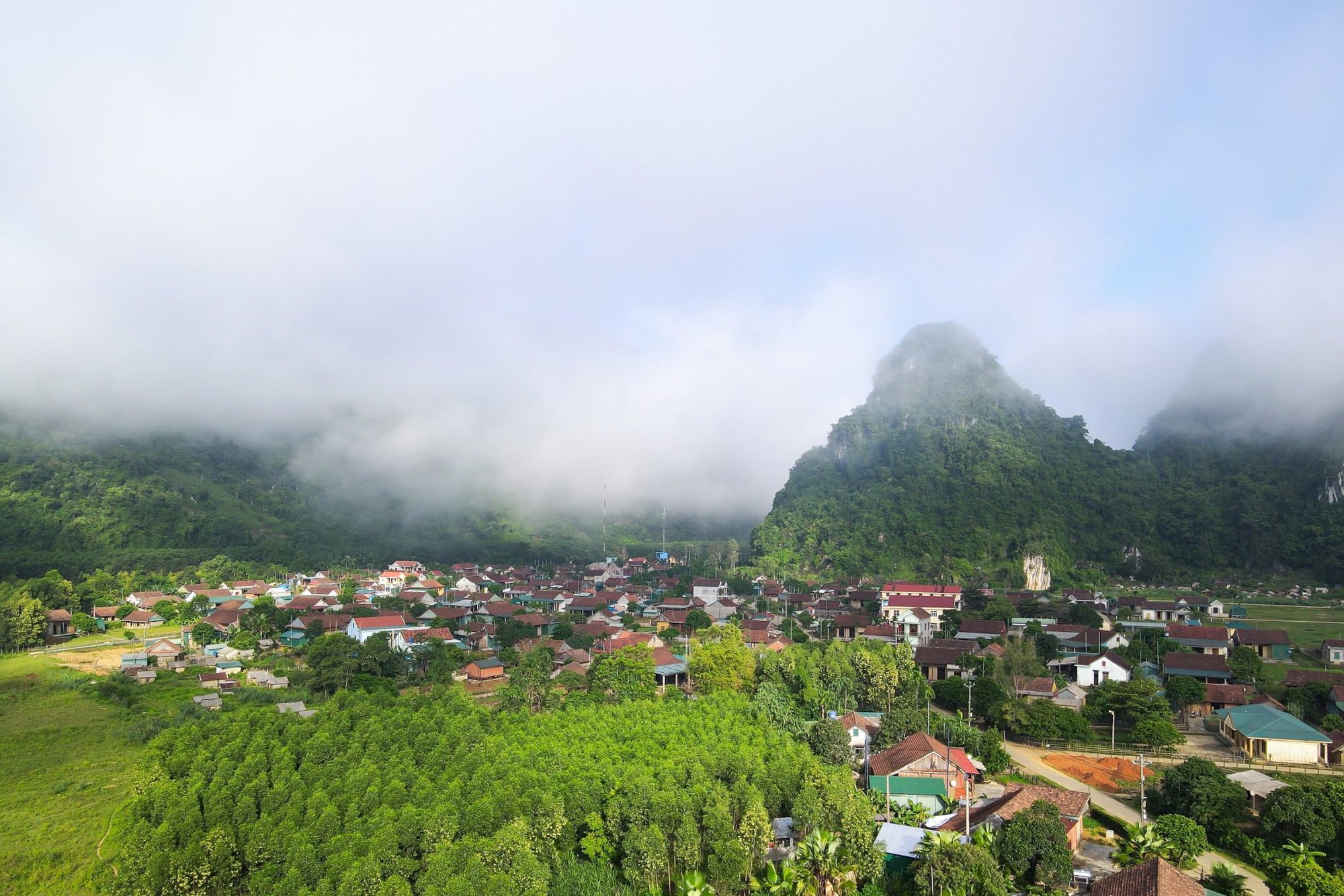 Việt Nam c&oacute; ng&ocirc;i l&agrave;ng cứ lũ về l&agrave; nh&agrave; cửa nổi bồng bềnh, nay lột x&aacute;c th&agrave;nh đặc sản h&aacute;i ra tiền v&agrave; ẵm trọn giải thưởng tốt nhất thế giới- Ảnh 2.