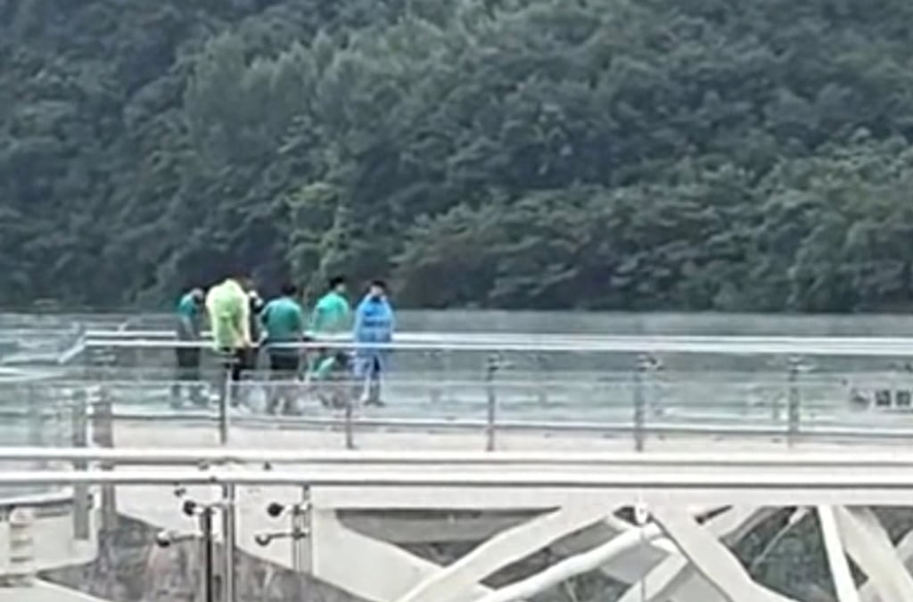 Cầu k&iacute;nh tr&ecirc;n kh&ocirc;ng cao h&agrave;ng trăm m&eacute;t nứt to&aacute;c, du kh&aacute;ch hoảng loạn - Ảnh 2.