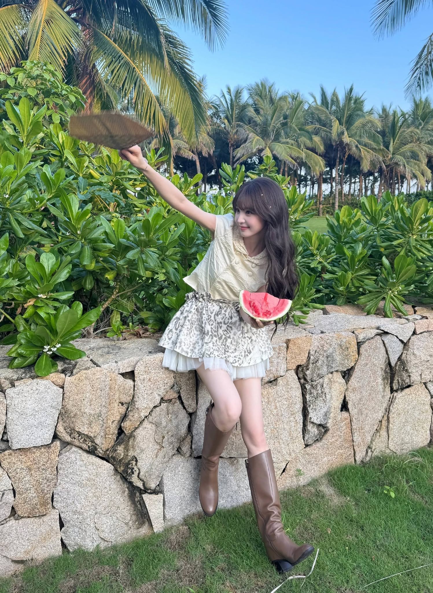 B&uacute;p b&ecirc; Cbiz g&acirc;y b&atilde;o ở s&acirc;n airport H&agrave;n: Mặc đơn giản m&agrave; đẹp th&ocirc;i rồi, mọi ống k&iacute;nh đều hướng về c&ocirc;- Ảnh 4.