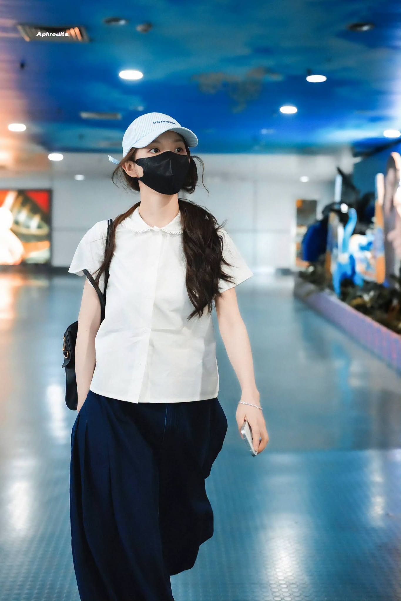 B&uacute;p b&ecirc; Cbiz g&acirc;y b&atilde;o ở s&acirc;n airport H&agrave;n: Mặc đơn giản m&agrave; đẹp th&ocirc;i rồi, mọi ống k&iacute;nh đều hướng về c&ocirc;- Ảnh 5.