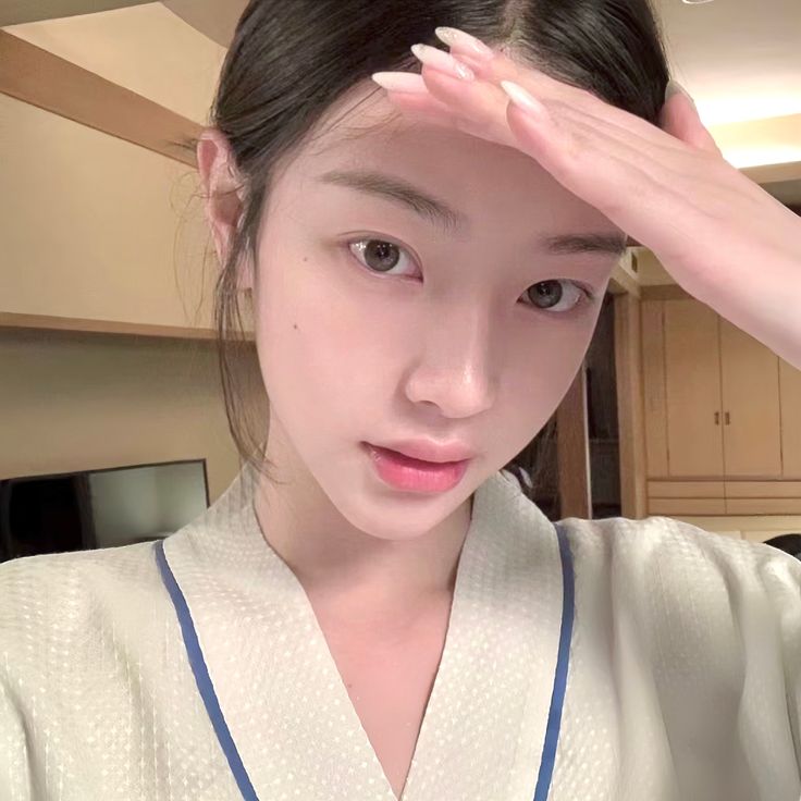 Cốc nước m&agrave;u xanh chứa đầy collagen, g&aacute;i H&agrave;n d&ugrave;ng đều đặn để bơm da căng b&oacute;ng- Ảnh 3.