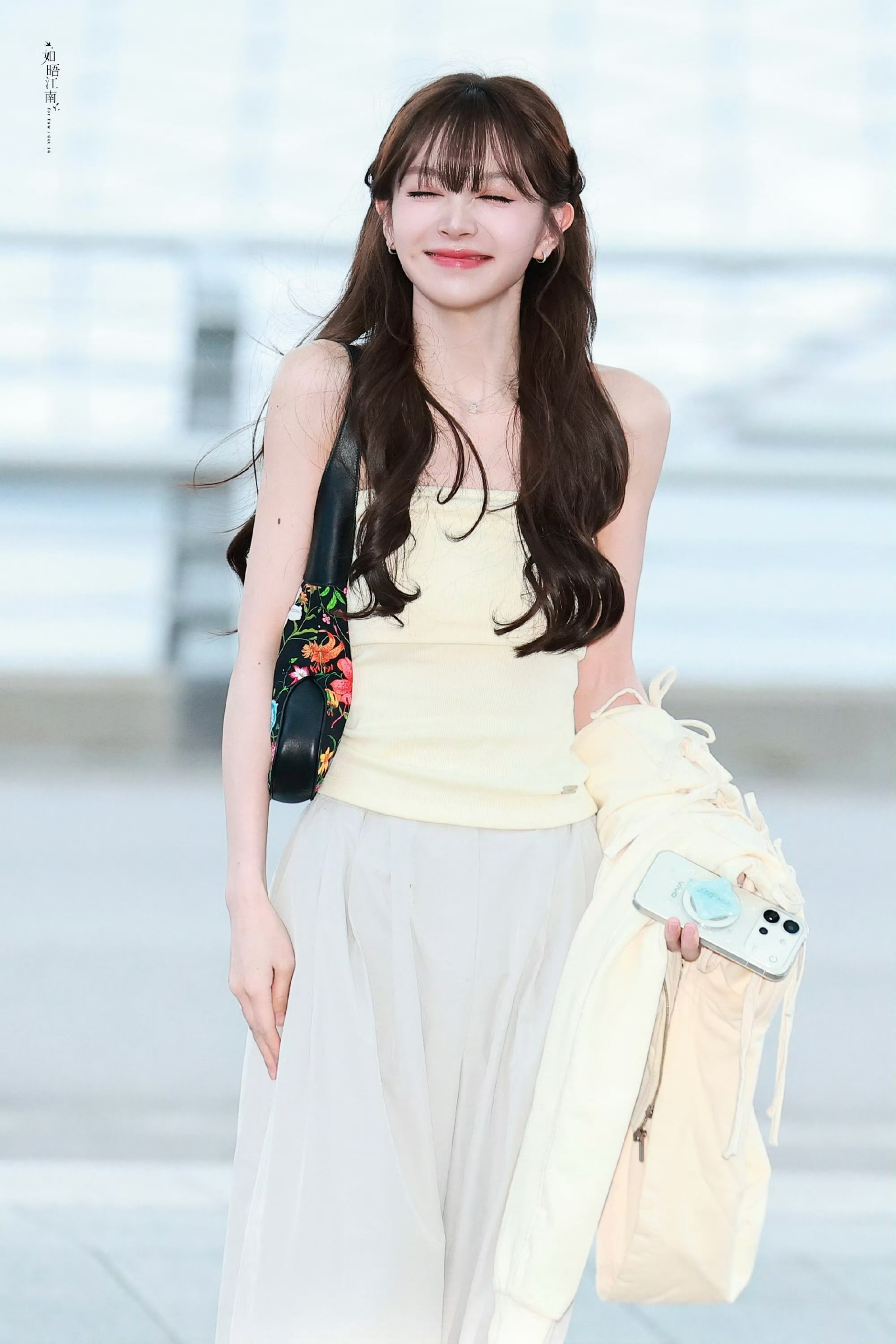 B&uacute;p b&ecirc; Cbiz g&acirc;y b&atilde;o ở s&acirc;n airport H&agrave;n: Mặc đơn giản m&agrave; đẹp th&ocirc;i rồi, mọi ống k&iacute;nh đều hướng về c&ocirc;- Ảnh 2.