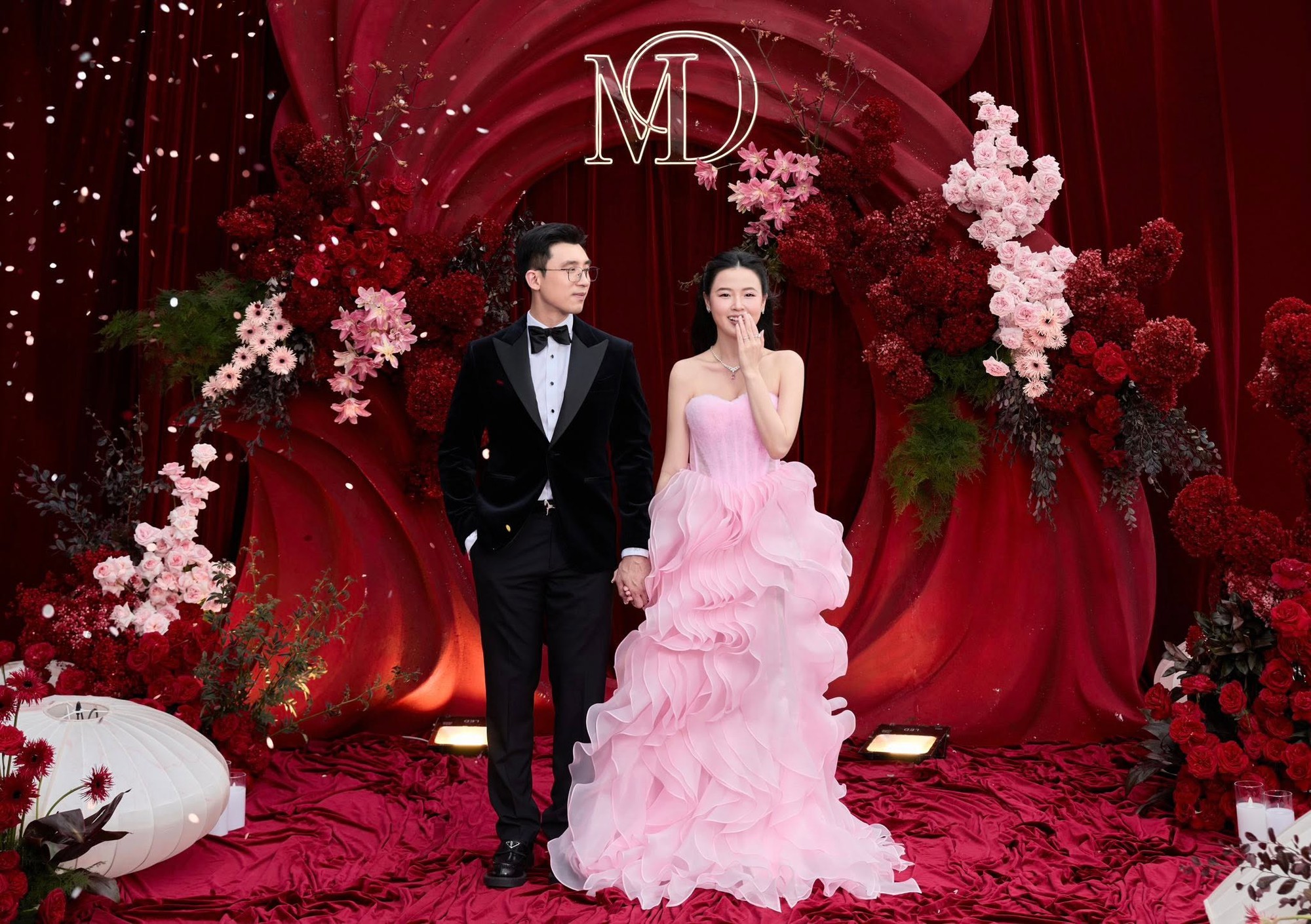 Midu v&agrave; chồng thiếu gia "đ&aacute;m cưới lần nữa": Minh Đạt qu&aacute; bảnh &ocirc;m h&ocirc;n vợ li&ecirc;n tục, Jun Vũ v&agrave; d&agrave;n sao g&oacute;p vui- Ảnh 2.