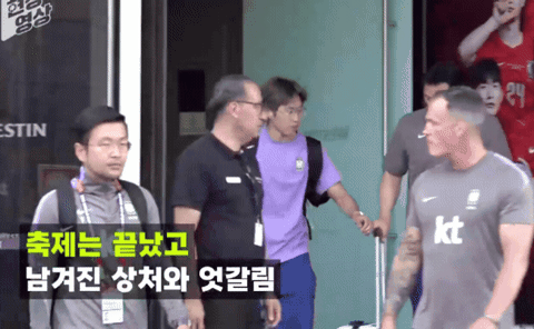 Video: Lee Kang-in c&ugrave;ng ĐT H&agrave;n Quốc buồn b&atilde; x&aacute;ch vali rời đại bản doanh sau thất bại nặng nề ở World Cup- Ảnh 1.