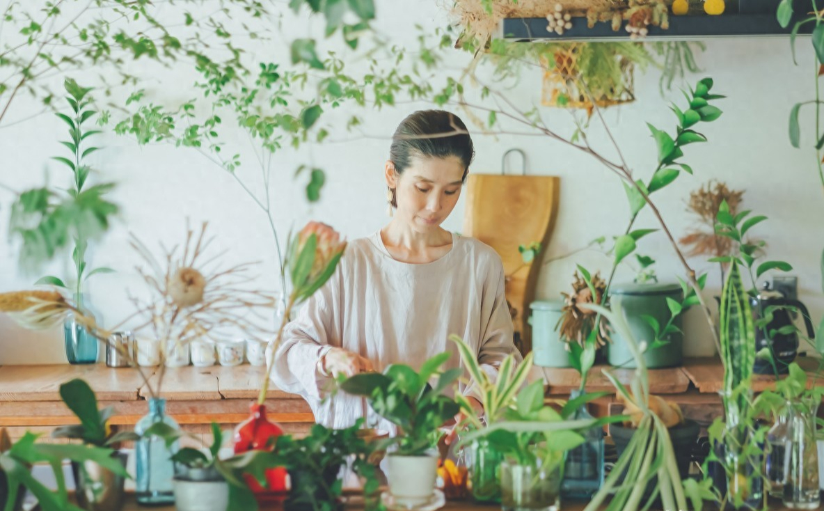 Người phụ nữ U40 biến căn bếp th&agrave;nh &ldquo;khu vườn xanh&rdquo; với hơn 30 loại c&acirc;y: Mỗi s&aacute;ng thức dậy đều thấy cuộc sống đ&aacute;ng y&ecirc;u hơn- Ảnh 1.