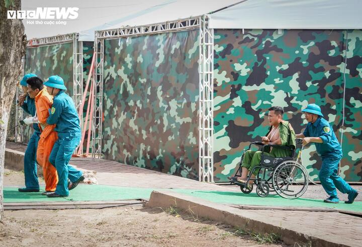 Huy động trực thăng diễn tập cứu hộ tr&ecirc;n biển, ứng ph&oacute; với si&ecirc;u b&atilde;o- Ảnh 11.