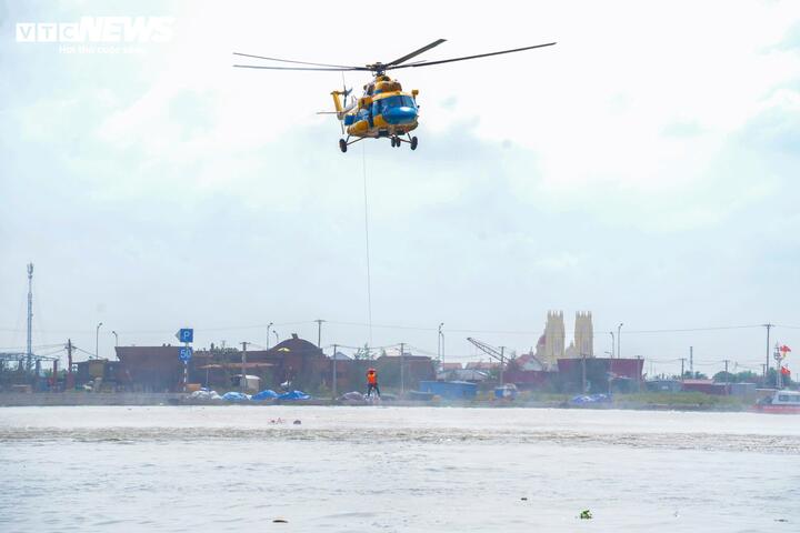Huy động trực thăng diễn tập cứu hộ tr&ecirc;n biển, ứng ph&oacute; với si&ecirc;u b&atilde;o- Ảnh 6.