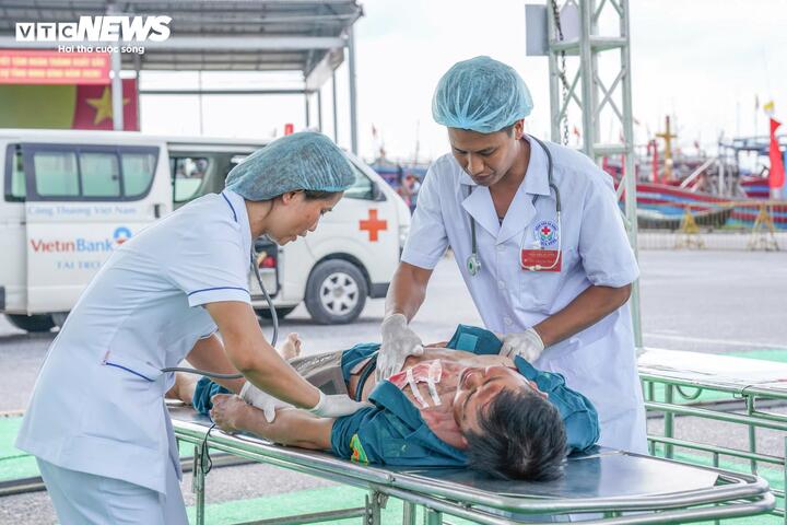 Huy động trực thăng diễn tập cứu hộ tr&ecirc;n biển, ứng ph&oacute; với si&ecirc;u b&atilde;o- Ảnh 9.