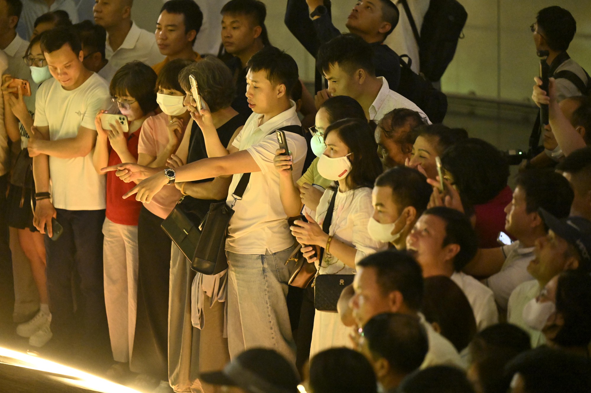 Loạt h&igrave;nh ảnh đ&ocirc;ng nghịt người d&acirc;n đến xem Quy hoạch tổng thể Thủ đ&ocirc; H&agrave; Nội tầm nh&igrave;n 100 năm vừa được c&ocirc;ng bố- Ảnh 7.