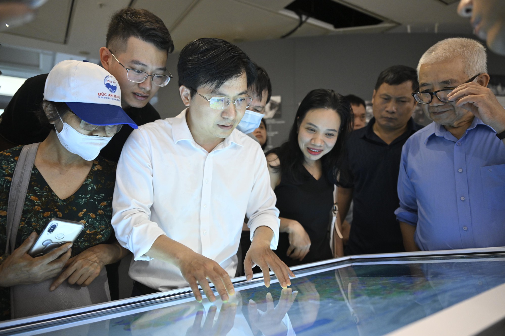 Loạt h&igrave;nh ảnh đ&ocirc;ng nghịt người d&acirc;n đến xem Quy hoạch tổng thể Thủ đ&ocirc; H&agrave; Nội tầm nh&igrave;n 100 năm vừa được c&ocirc;ng bố- Ảnh 28.