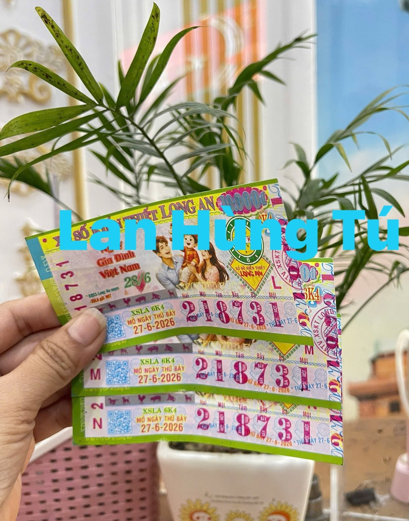 Xổ số miền Nam: Chồng dẫn vợ đến đại l&yacute; đổi thưởng 18 tỉ đồng - Ảnh 1.