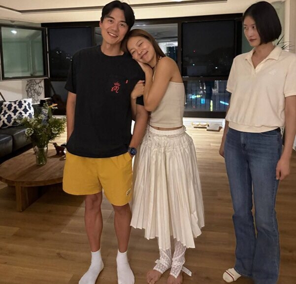 Khung ảnh đang viral: Nữ diễn vi&ecirc;n đ&igrave;nh đ&aacute;m x&agrave; nẹo chồng bạn th&acirc;n, ch&iacute;nh thất đứng kế b&ecirc;n nh&igrave;n "bất lực"- Ảnh 1.