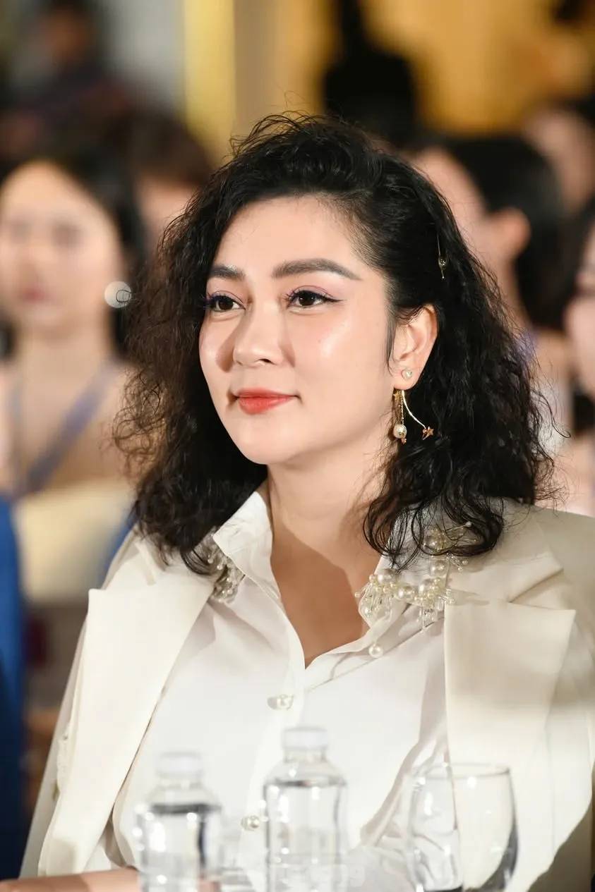 Bức ảnh để đời của Hoa hậu Việt Nam nổi đ&igrave;nh đ&aacute;m qu&ecirc; Hải Ph&ograve;ng: Mặt ng&acirc;y thơ, th&acirc;n h&igrave;nh thon gọn- Ảnh 2.